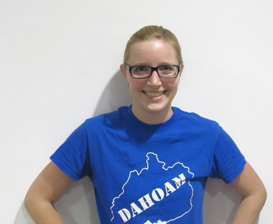 Irmina Reithmair, blond mit Brille lächelnd in einem blauen T-Shirt