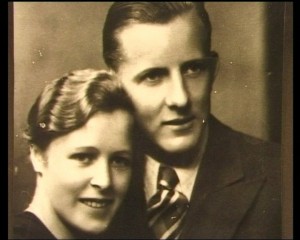 Porträtbild des frisch verheirateten Ehepaars Anna und Josef Pröll. In Festtagskleidung lächeln beide in die Kamera.