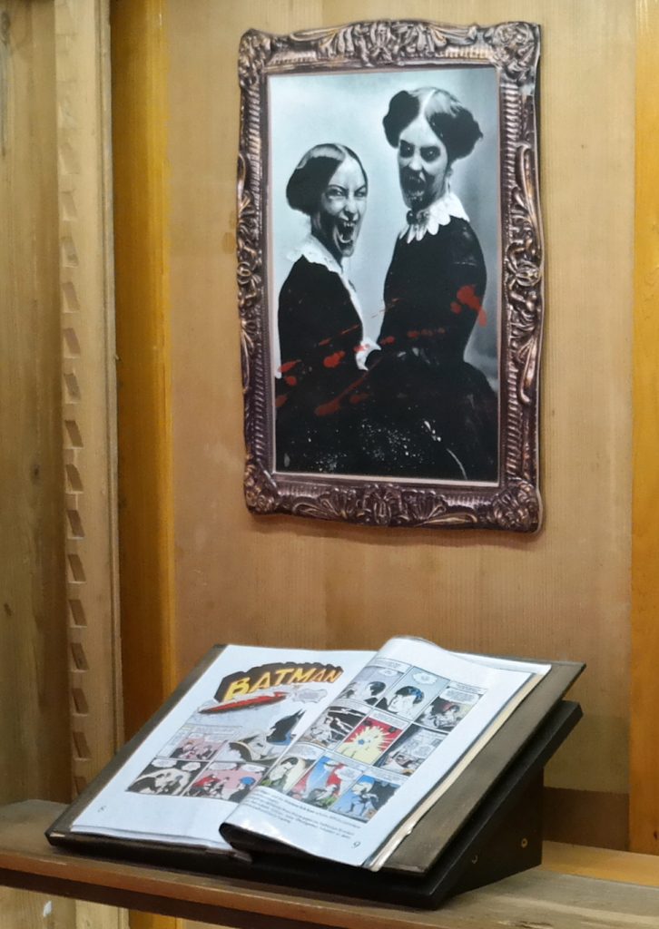 Bild von Vampiren mit Reißzähnen und ein Batman-Comic in der Ausstellung des Fledermauszentrums Schloss Thurn