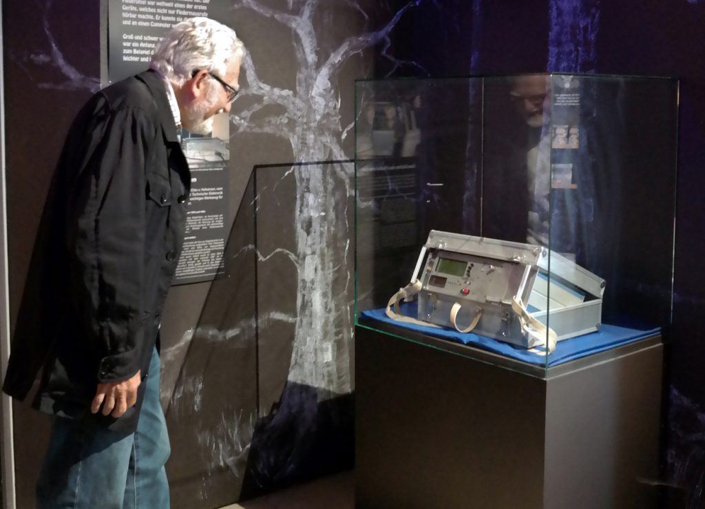 Friedrich Oehme, vom BUND Naturschutz Forchheim, steht vor dem Flederomat im Fledermauszentrum Schloss Thurn