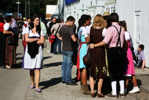 Menschen in Dirndl und Lederhose auf dem Oktoberfest München