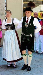 Mann und Frau in bayerischer Tracht