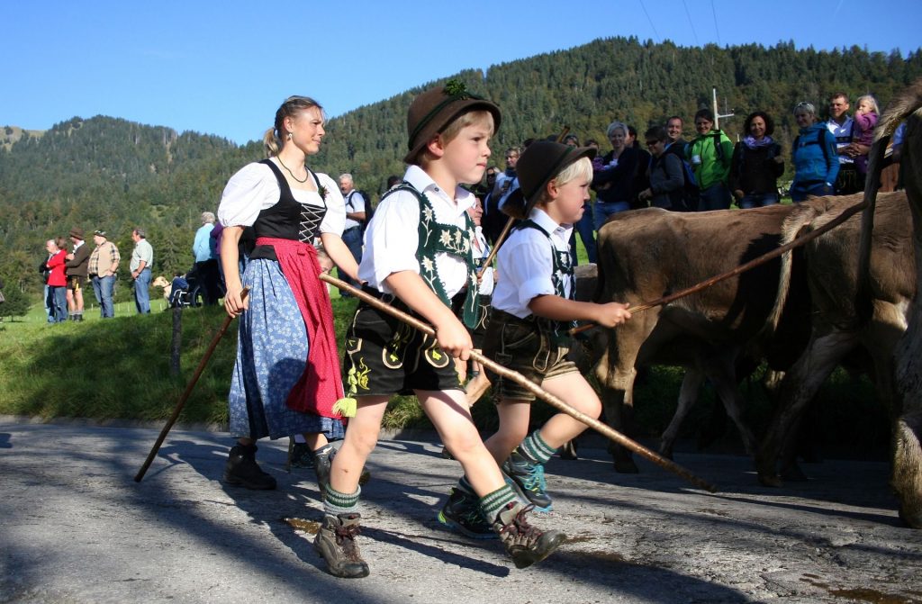 Kinder in Tracht beim Almabtrieb in Oberbayern