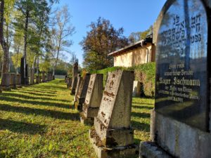 Gräberreihe im Jüdischen friedhof Gauting im Vordergrung Grab mit hebräischer Schrift