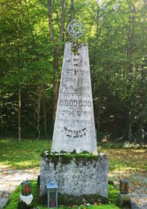 Mahnmal in Obeliskform für die sechs Millionen ermordeten Juden während der nationalsozialistischen Diktatur