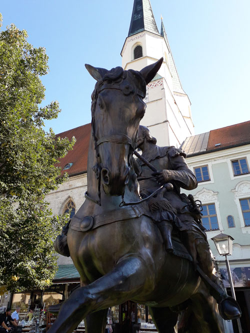 Reiterstandbild vor Kirchenfront