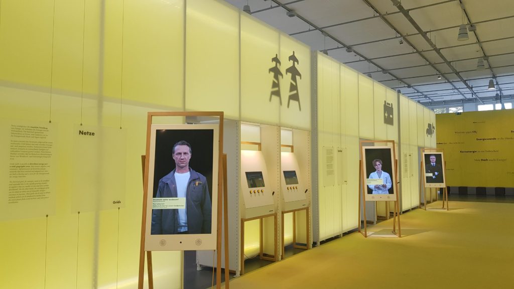 Monitore in der Lobby der Ausstellung "energie.wenden"