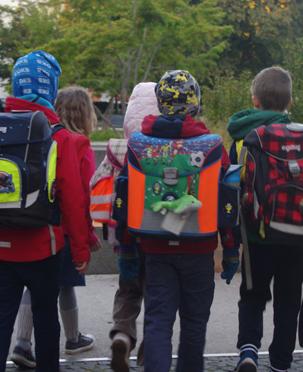 Bus mit Füßen: eine Gruppe von Kindern auf dem Schulweg