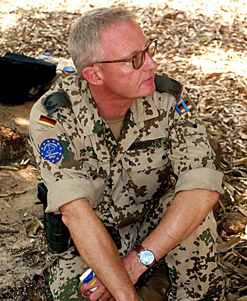 Hartmann in Hock-Position und Bundeswehr-Uniform