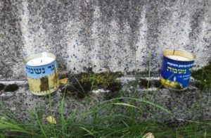 Gedekkerzen aus israel auf Grab in jüdischen friedhof in gauting