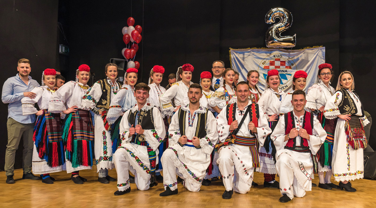 Gruppenfoto von Menschen mit bunten Trachten