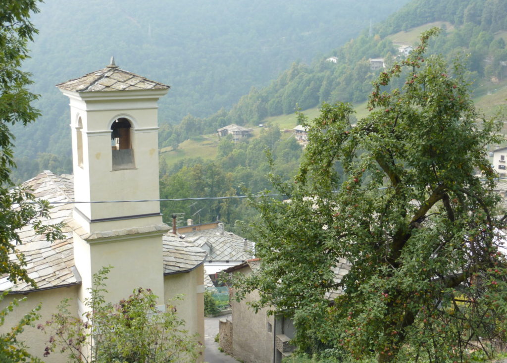 Waldenserort Rorà mit Kirche in den Cottischen Alpen