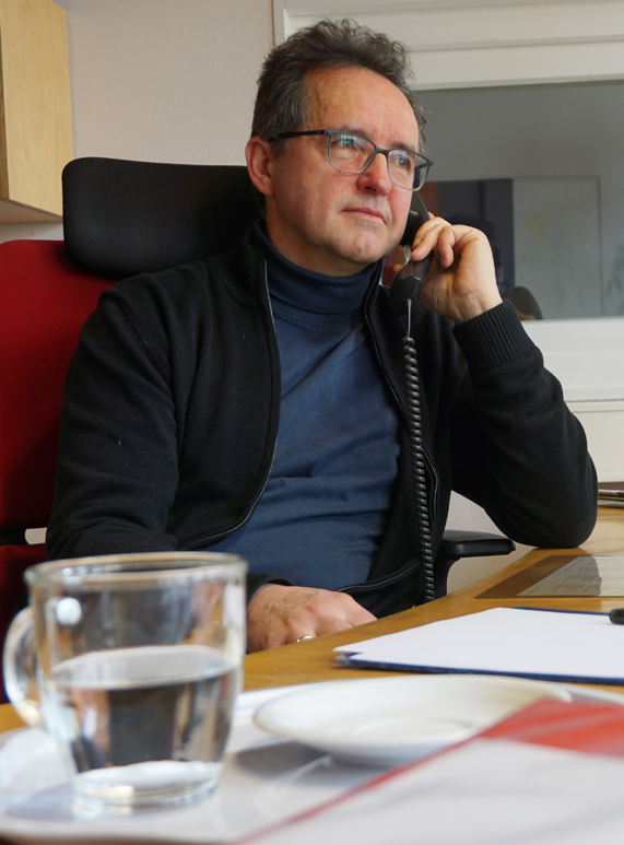 Norbert Ellinger, Leiter der Evangelischen TelefonSeelsorge, München, am Telefon