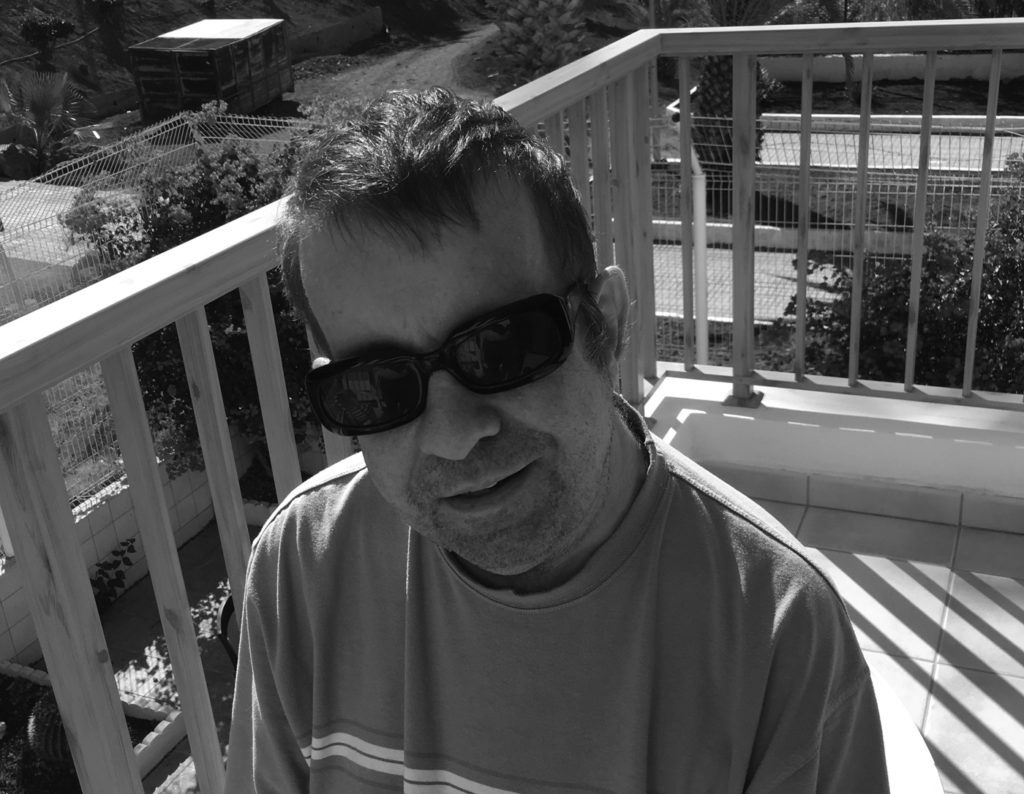 Autor Marko Schlichting im T-Shirt auf Balkon