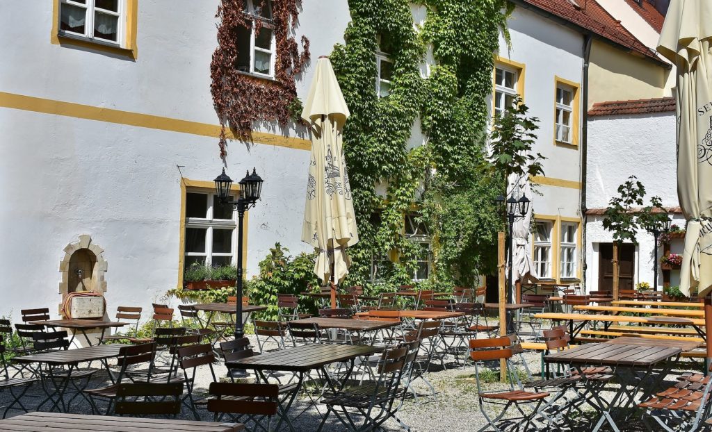 Leerer Biergarten im Herbst