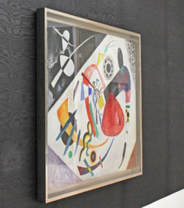 Abstrakte Malerei von Wassily Kandinsky auf schwarz melierter Tapete im Lenbachhaus.