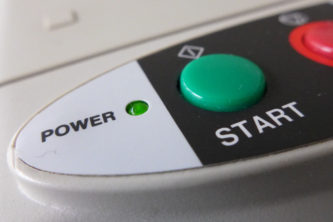 Nahaufnahme Drucker: Buttons "Start" und "Power"