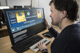 Alexander Karl bei der Arbeit mit einem barrierefreien Bildschirmprogramm