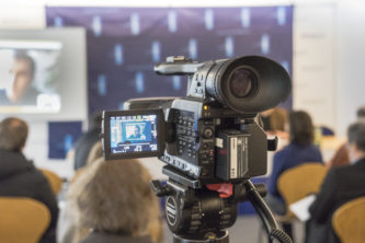 Filmaufnahmen bei einer Pressekonferenz im Presseclub