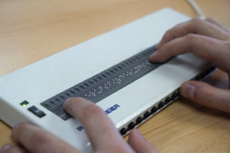 Mit der Braille-Zeile können Blinde große Teile der Standardsoftware benutzen und selbständig am Computer arbeiten.