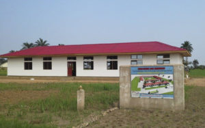 Gebäude der Berufsschule für Brunnenbauer*innen im Kongo