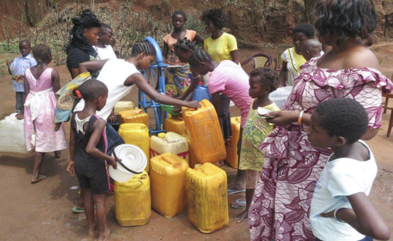 Afrika-Kongo-Frauen & Kinder am Brunnen