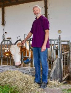 Bio-Landwirt Georg Hartinger im Kuhstall