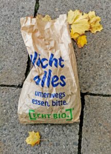 Eine gefüllte BIO-Papiertüte liegt auf dem Boden