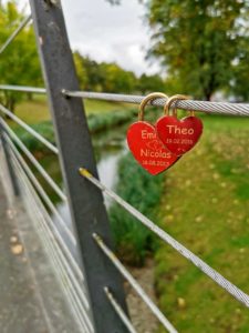 Zwei Liebesschlösser an einer kleinen Brücke befestigt