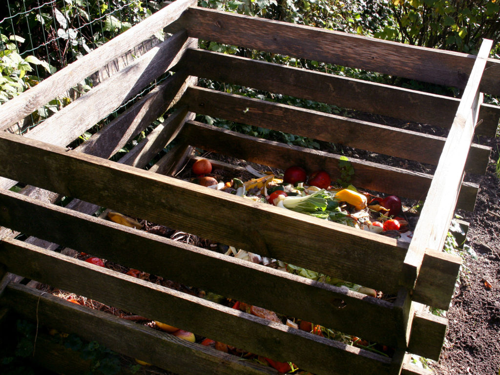 Kompost-Kiste aus Holz im Garten hilft nachhaltig der Umwelt