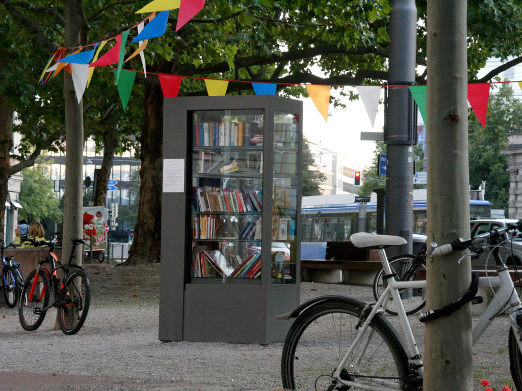 Den Alltag nachhaltig leben: Ein Bücherschrank in München