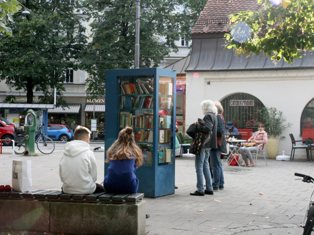 Den Alltag nachhaltig leben: Ein Bücherschrank in München Neuhausen