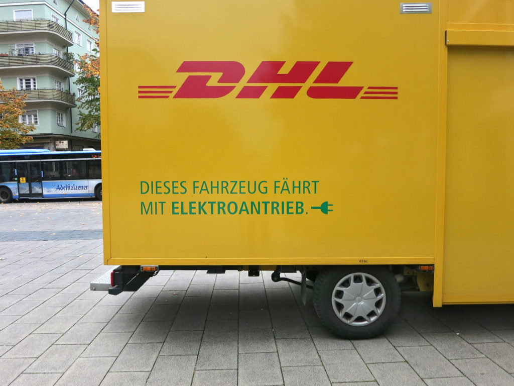 Nachhaltig mobil unterwegs: DHL Transporter mit Elektroantrieb