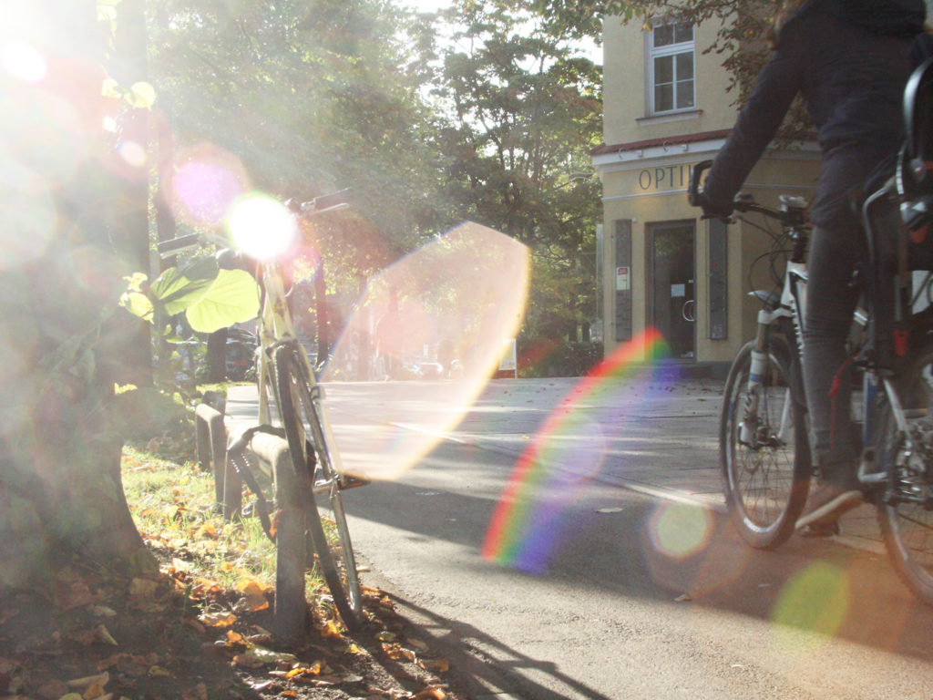 Frühmorgens fährt eine Radfahrerin zur Arbeit