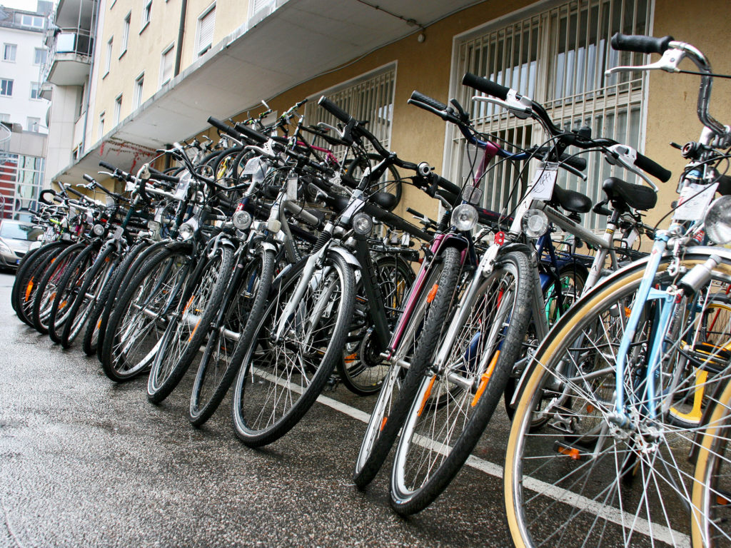 Fahrräder in einer Reihe aufgestellt stehen zum Verkauf