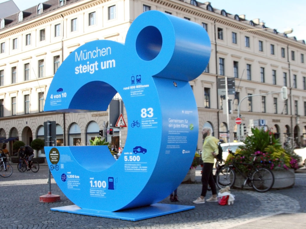 Kampagne in München: C-Skulptur am Odeonsplatz. Aufzeigen nachhaltiger Ansätze.