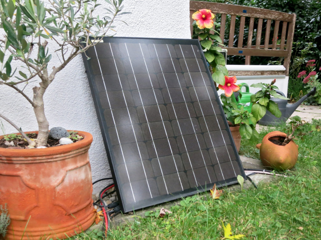 Einzelne Photovoltaikplatten im Garten helfen nachhaltig Strom zu sparen