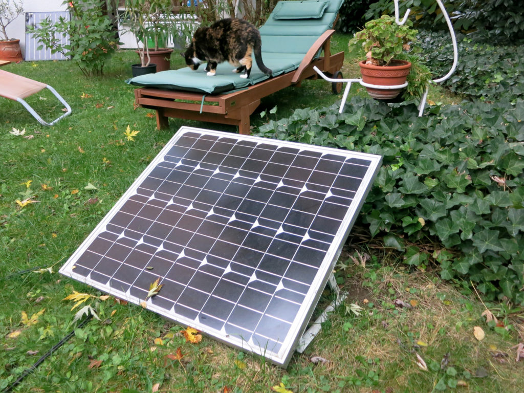 Einzelne Photovoltaikplatten im Garten helfen nachhaltig Strom zu sparen