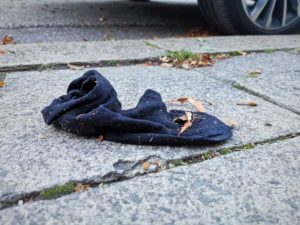 Benutzte Socke liegt auf der Straße
