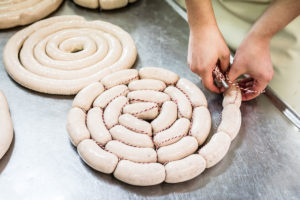 Weißwürste werden von Hand hergestellt