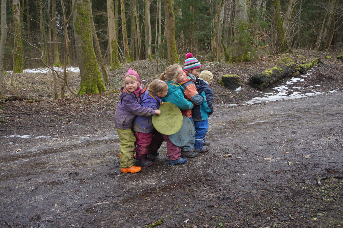 Unterwegs_zur_Musikstunde_Waldkindergarten_Aubinger_Lohe_eV_Foto_Claudia_Evers