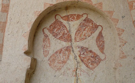 Das Bild zeigt ein byzantinisches Kreuzfresko. Bildunterschrift: Eine Erinnerung an christliche Gemeinden in Kappadokien - Ein Kreuz-Fresko, wo der christliche Glaube bereits verschwunden ist.