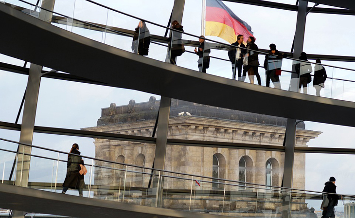 Bild zeigt die begehbare, gläserne Kuppel über dem Plenarsaal des Deutschen Bundestages in Berlin als Sinnbild einer fasettenreichen Bürgergesellschaft.