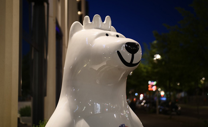 Das Bild zeigt eine moderne Porzellanfigur des Berliner Bären. Er steht für Toleranz in der Bundeshauptstadt. Bildkommentar: Keep calm smile an be tolerant.