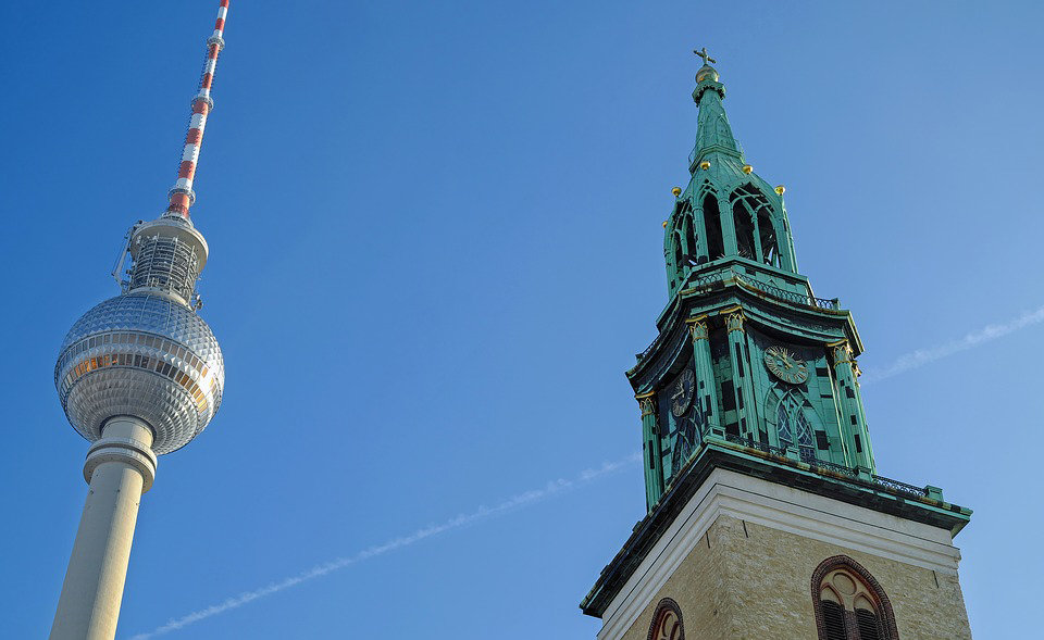 Das Bild zeigt den Fernsehturm und Turm der Nikolaikirche in Berlin.