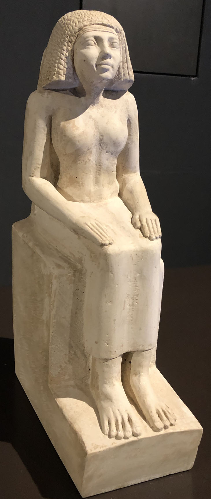 Sitzfigur, Tochter des Cheops. Ägyptisches Museum München. Freiraum