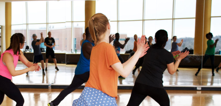 Eine Gruppe junger Tänzerinnen lernt eine neue Choreografie.