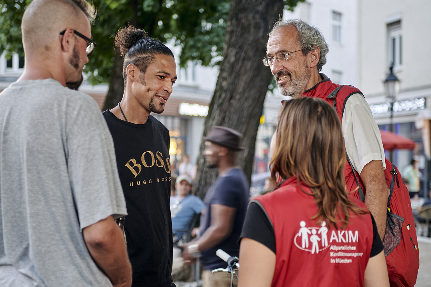 AKIM Konfliktmanager*innen am Abend im Einsatz; Foto: Carolin Tietz