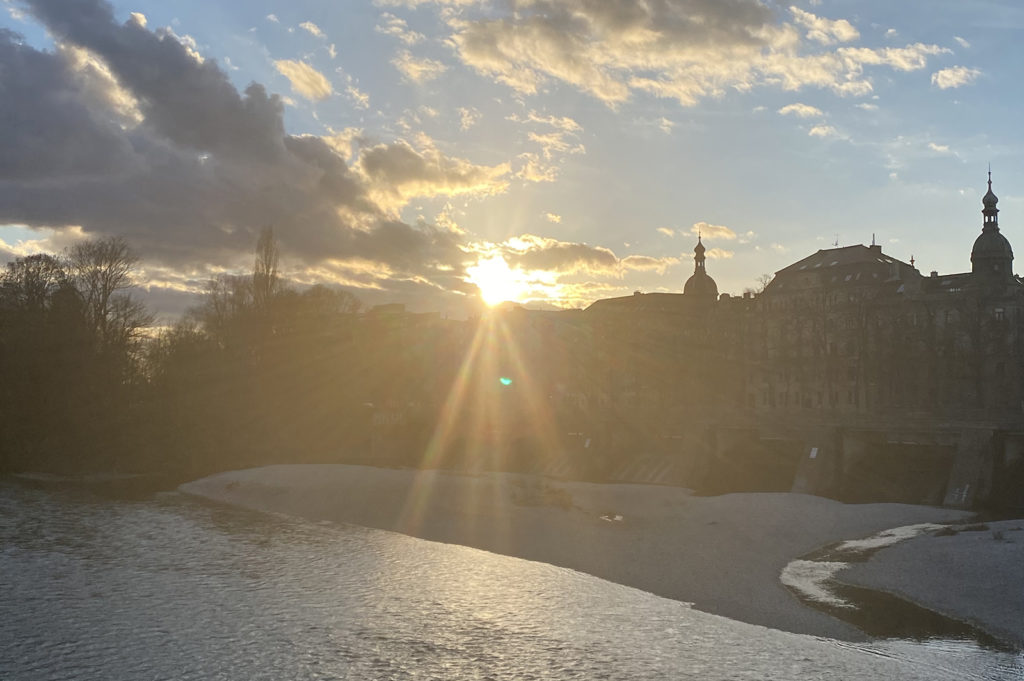 Kiesbänke und Isar in München am Abend, Kabelsteg, Ludwigskirche; Foto: Karoline Rupperti