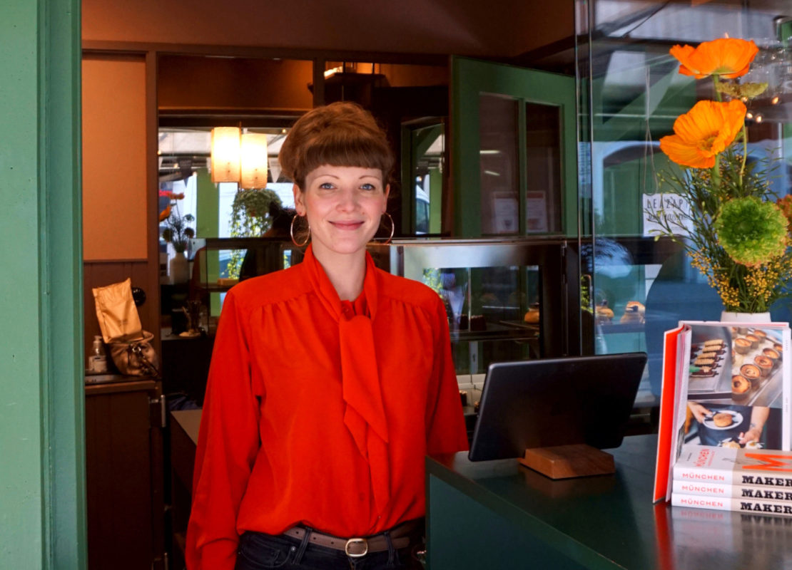 InhaberiLea Zapf steht am Ausgabefenster ihres Stands Marktpatisserie.Foto: Nina Jarosch